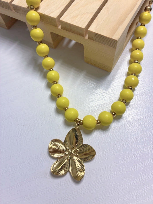 Collar "Primavera Real" – Cuentas Mate y Flor Dorada
