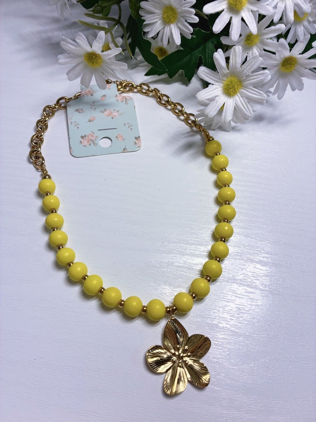 Collar "Primavera Real" – Cuentas Mate y Flor Dorada
