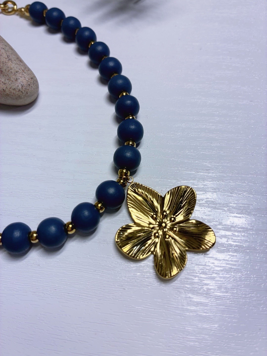 Collar "Primavera Real" – Cuentas Mate y Flor Dorada