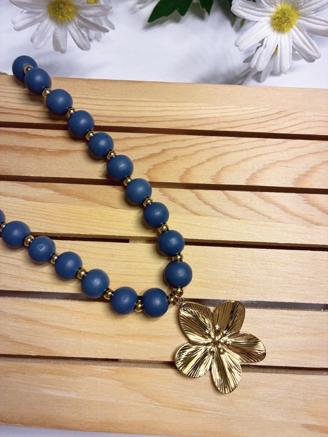 Collar "Primavera Real" – Cuentas Mate y Flor Dorada