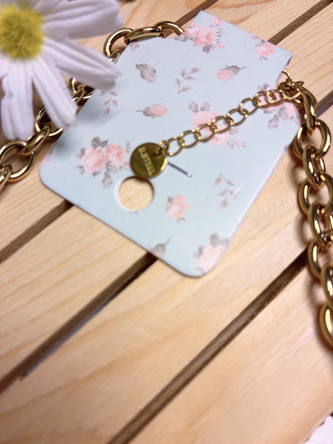Collar "Primavera Real" – Cuentas Mate y Flor Dorada