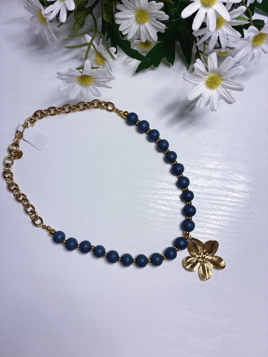 Collar "Primavera Real" – Cuentas Mate y Flor Dorada