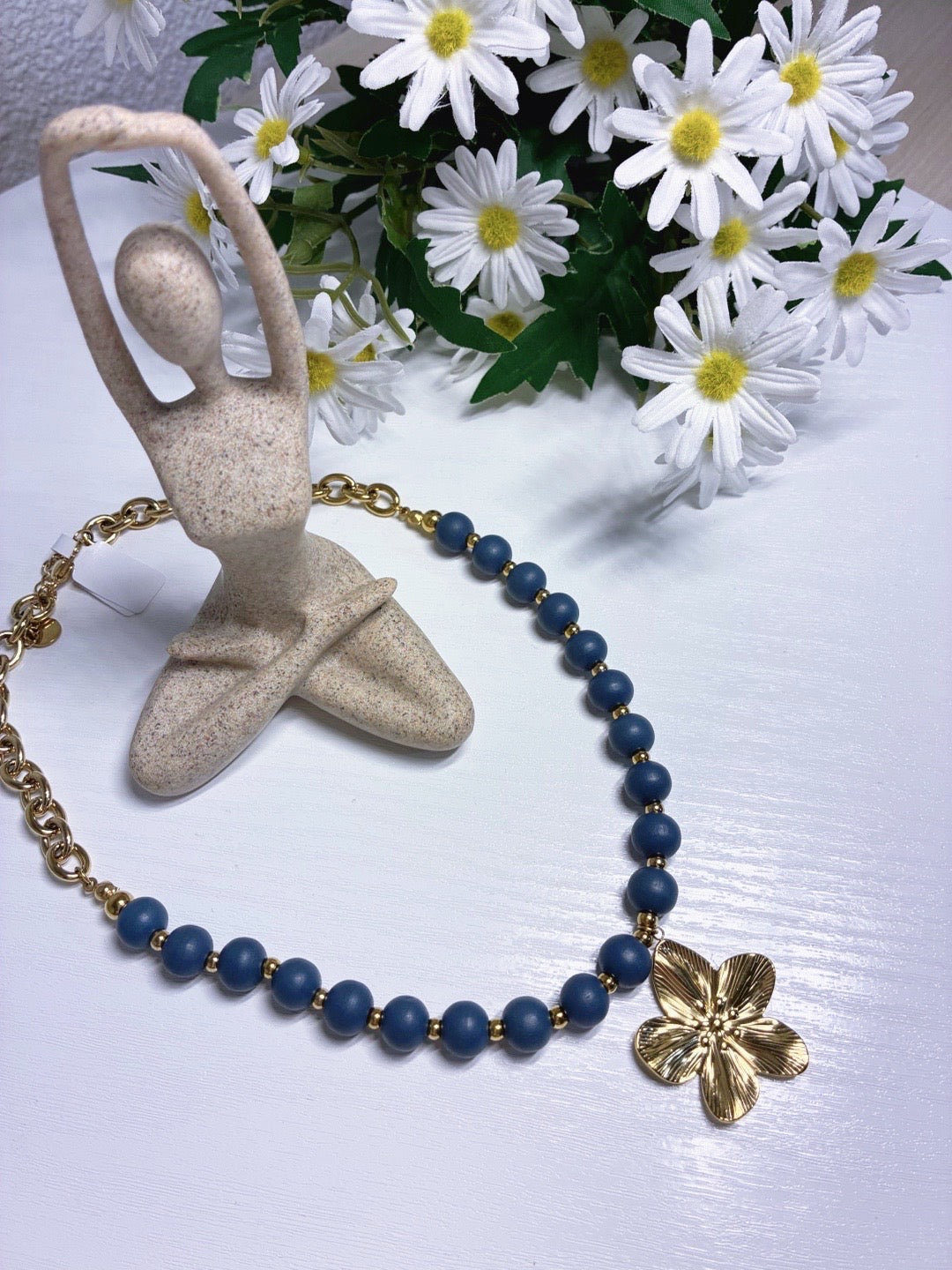 Collar "Primavera Real" – Cuentas Mate y Flor Dorada
