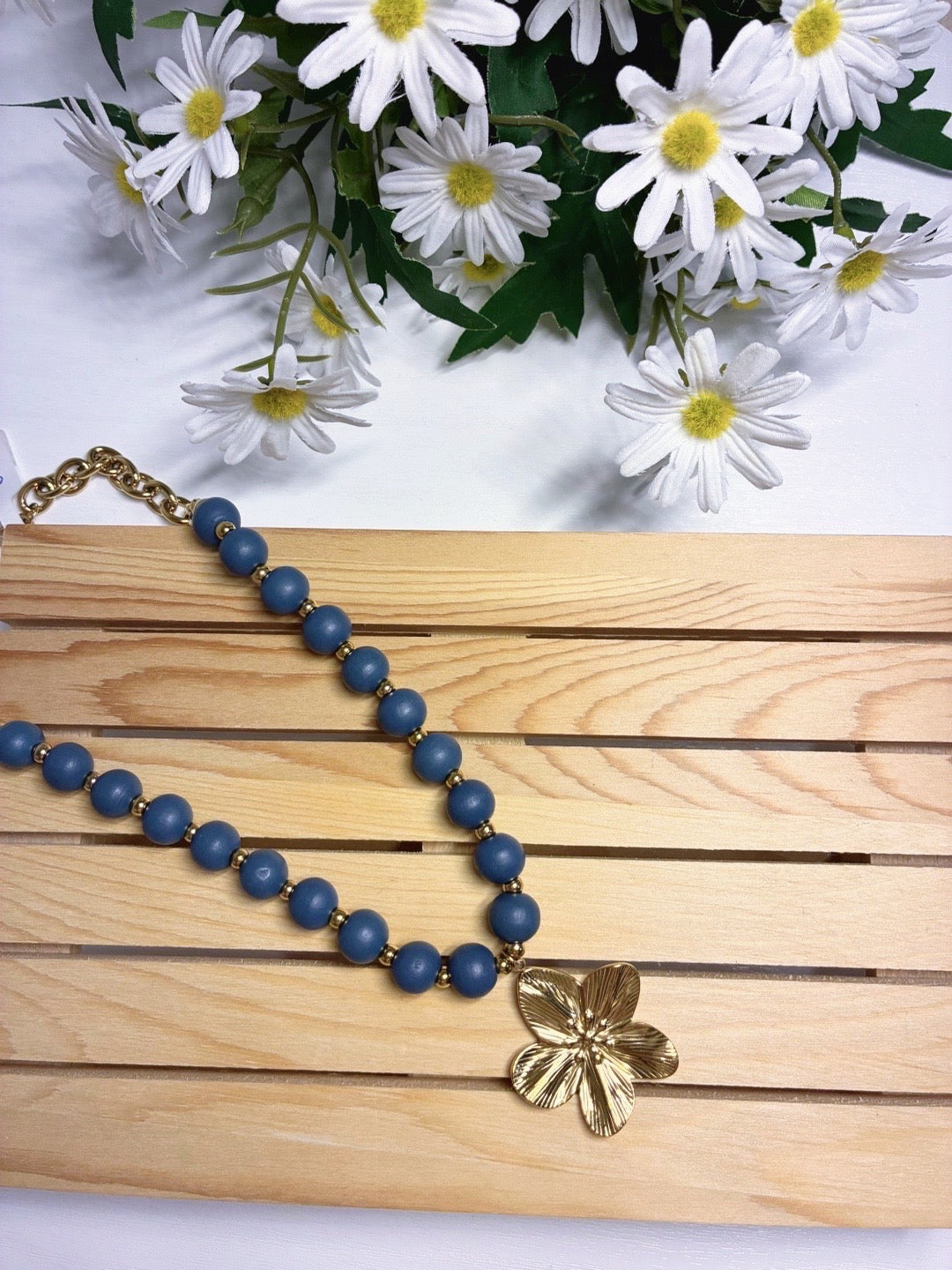 Collar "Primavera Real" – Cuentas Mate y Flor Dorada