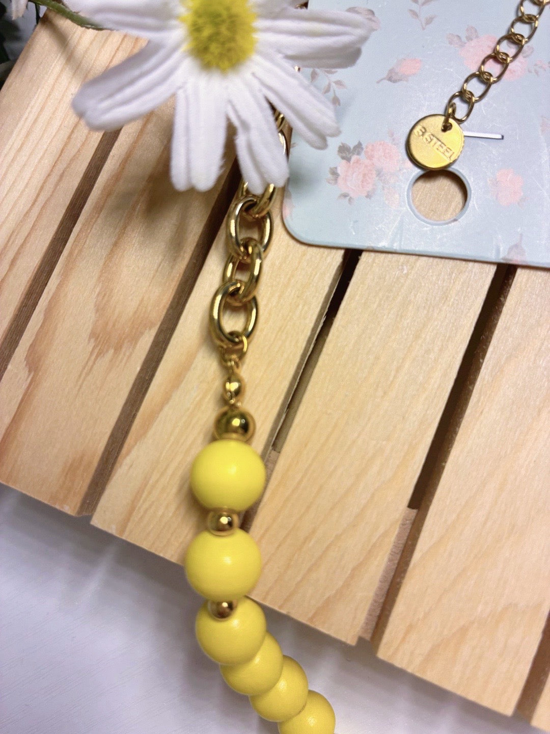 Collar "Primavera Real" – Cuentas Mate y Flor Dorada